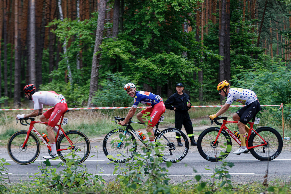 山岳賞ジャージを着るヨナス・アブラハムセン（ノルウェー、ウノエックス・プロサイクリング チーム）を含む4名の逃げ集団