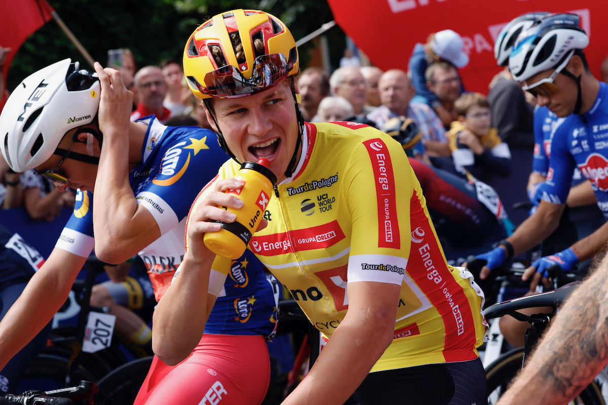 リーダージャージを着用してスタートを待つヨナス・アブラハムセン(ノルウェー、ウノエックス・プロサイクリング チーム)