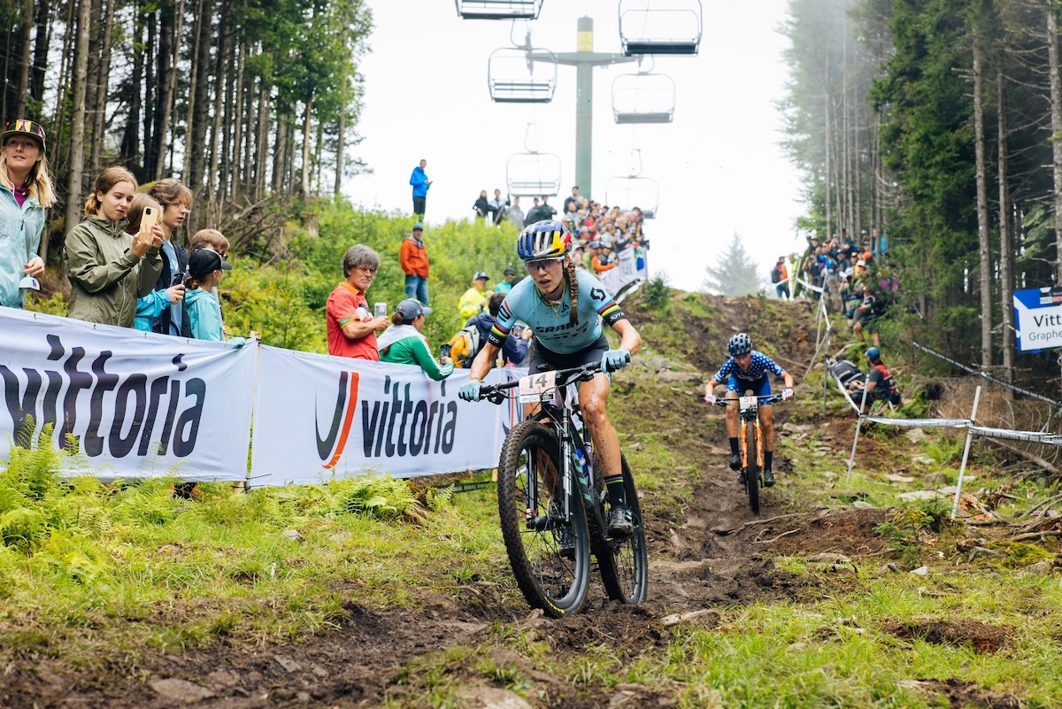 下り区間を行くケイト・コートニー(アメリカ、スコット・スラムMTBレーシングチーム)