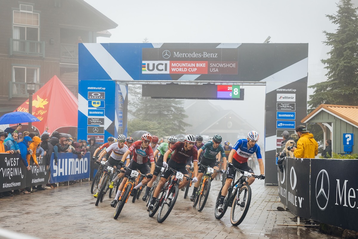 大トリの男子エリートがスタート。ティトアン・カロ(フランス、BMC・MTBレーシングチーム) がホールショット