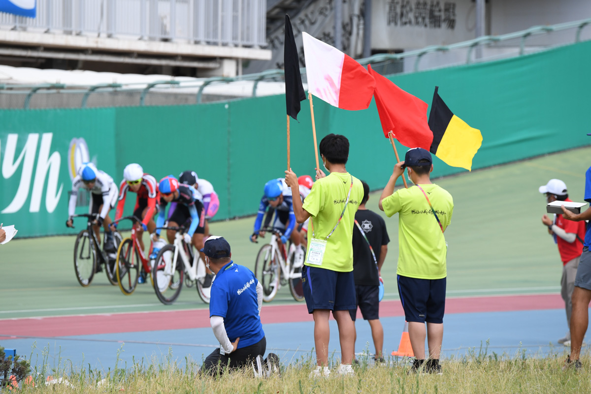 先頭責任完了選手のヘルメットキャップと同色の旗が掲げられる