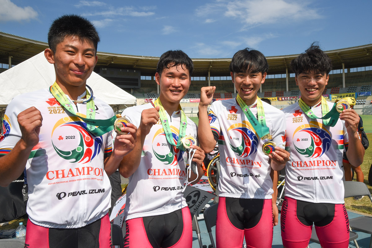 男子4kmチームパーシュート 優勝した北桑田高校のメンバー