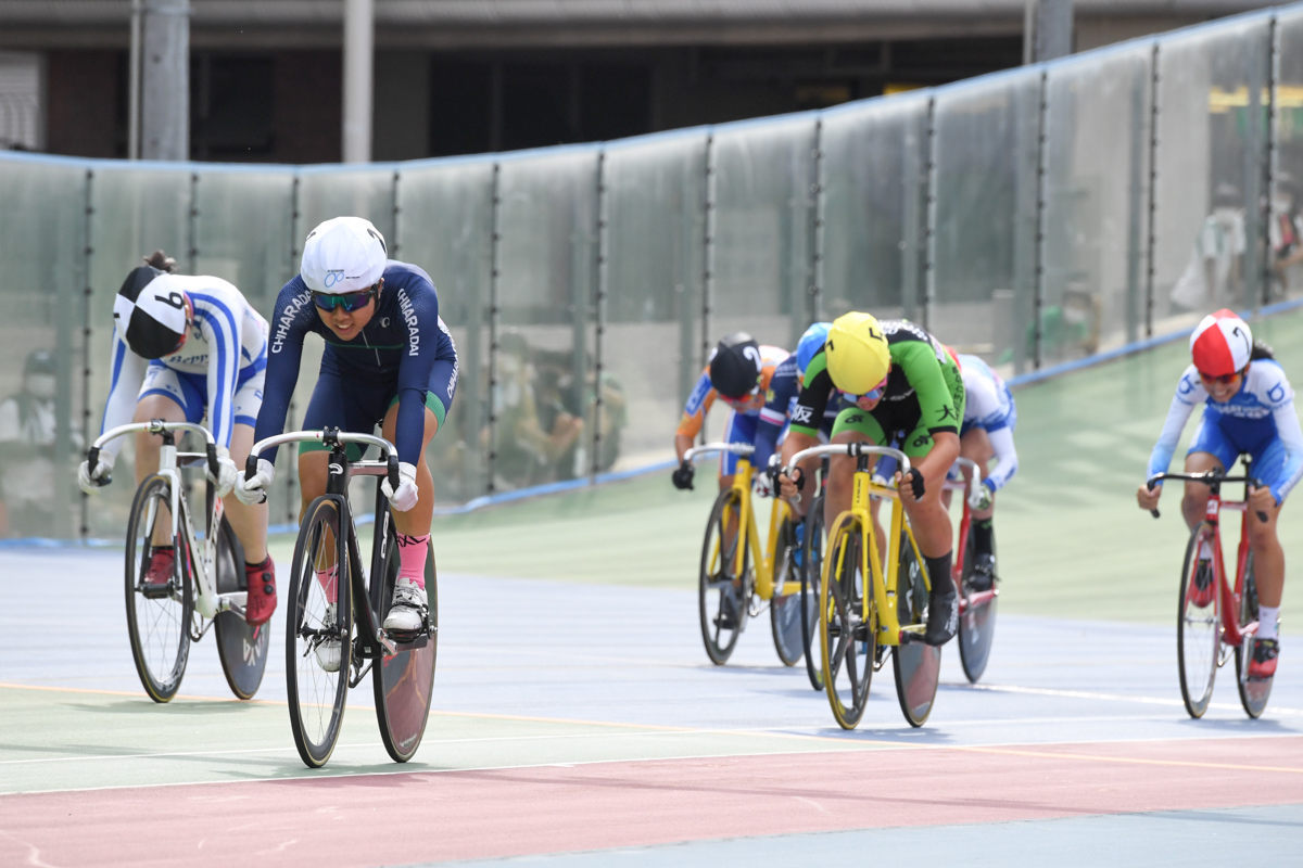 女子ケイリン1/2決勝 渡邊あかり(千原台高校)が1着
