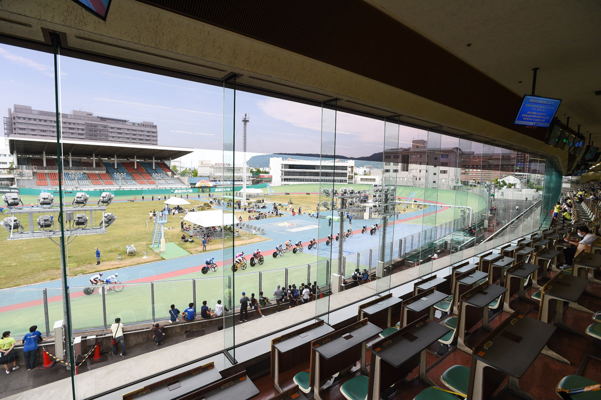 高松競輪場の400mバンクを一望できる2階観覧席からの眺め