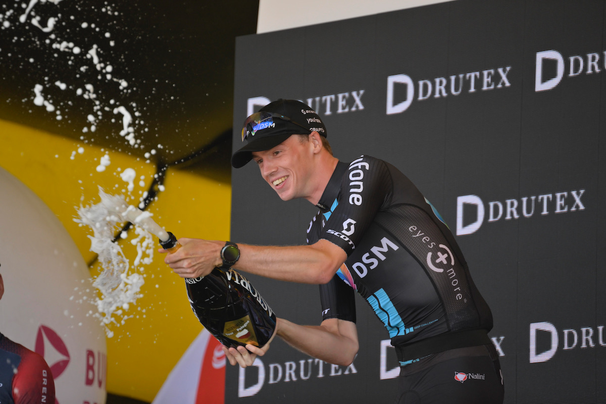 表彰式でプロ初勝利を喜ぶテイメン・アレンスマン(オランダ、チームDSM)