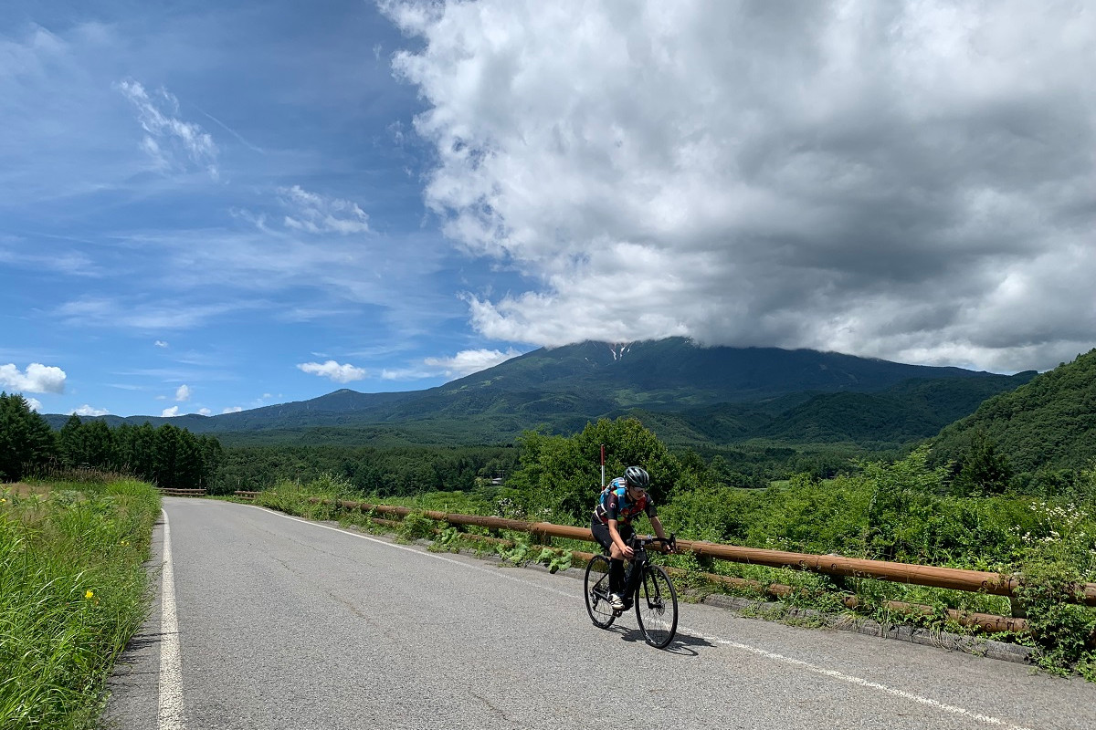 九蔵峠のくだりでは後ろに御嶽山が