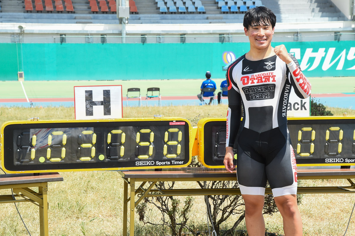 男子1kmTT 自身の記録の前で写真に収まる中石湊(函館大谷)