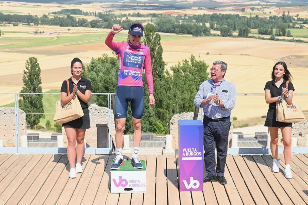リーダージャージを守ったパヴェル・シヴァコフ(フランス、イネオス・グレナディアーズ)