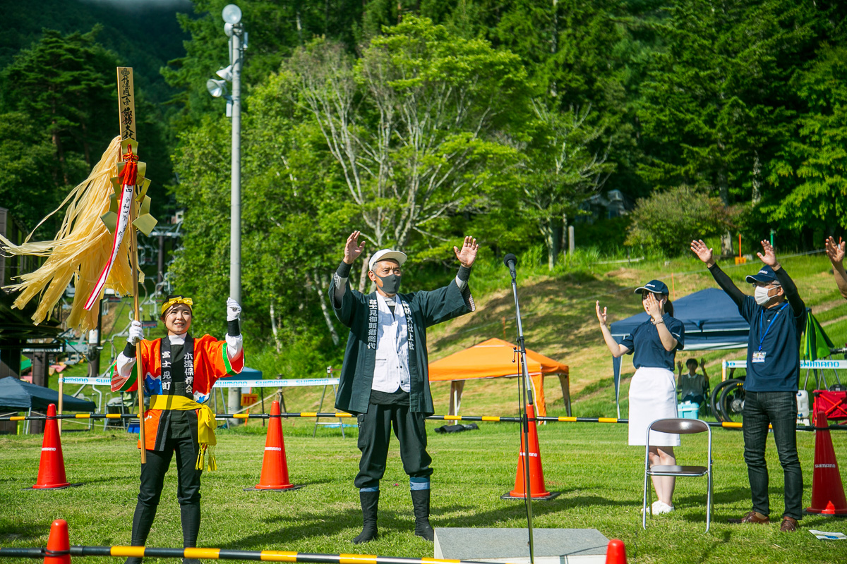 御柱祭りの木遣唄で今年のバイカーズは幕を上げた