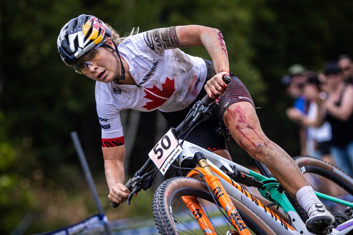 スタート直後の落車で負傷したエミリー・バティ(カナダ、キャニオンMTBレーシング)