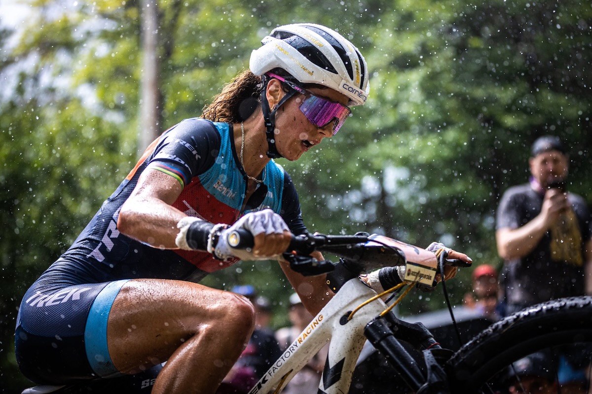 ハイケイデンスで登りをプッシュするヨランダ・ネフ(スイス、トレックファクトリーレーシングXC)