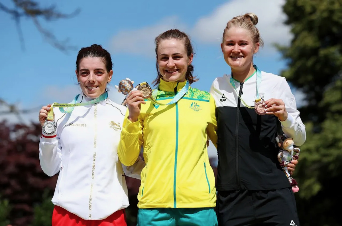 女子個人TTのメダルを手に笑顔を見せるグレース・ブラウン(オーストラリア)