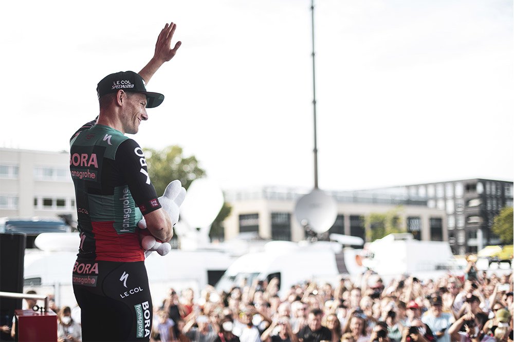 オランダで誕生したミッフィーを手に2日連続の勝利を喜ぶサム・ベネット(アイルランド、ボーラ・ハンスグローエ)