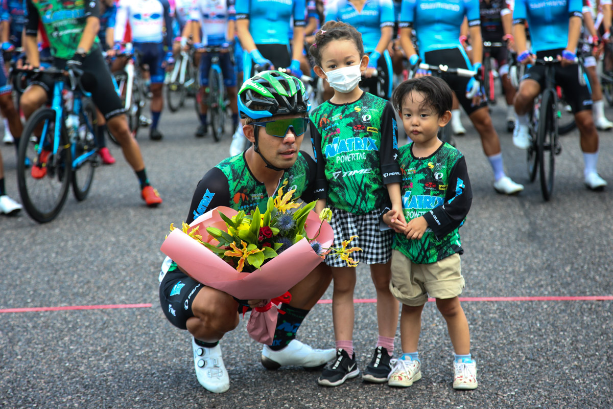 引退の花束を子供と安原監督から手渡された吉田隼人（マトリックス・パワータグ）