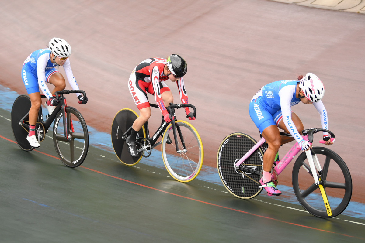 女子スクラッチ レース後半、橋本優弥(MINOURA大垣レーシング)と台湾R.O.C.の3名が先行