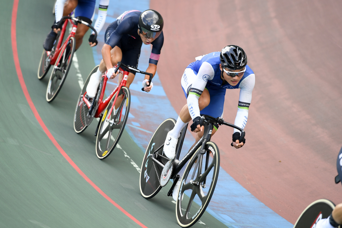 男子オムニアム・ポイントレース 総合首位の谷内健太(京都産業大学)を中里仁(Rapha Cycling Club)がマーク