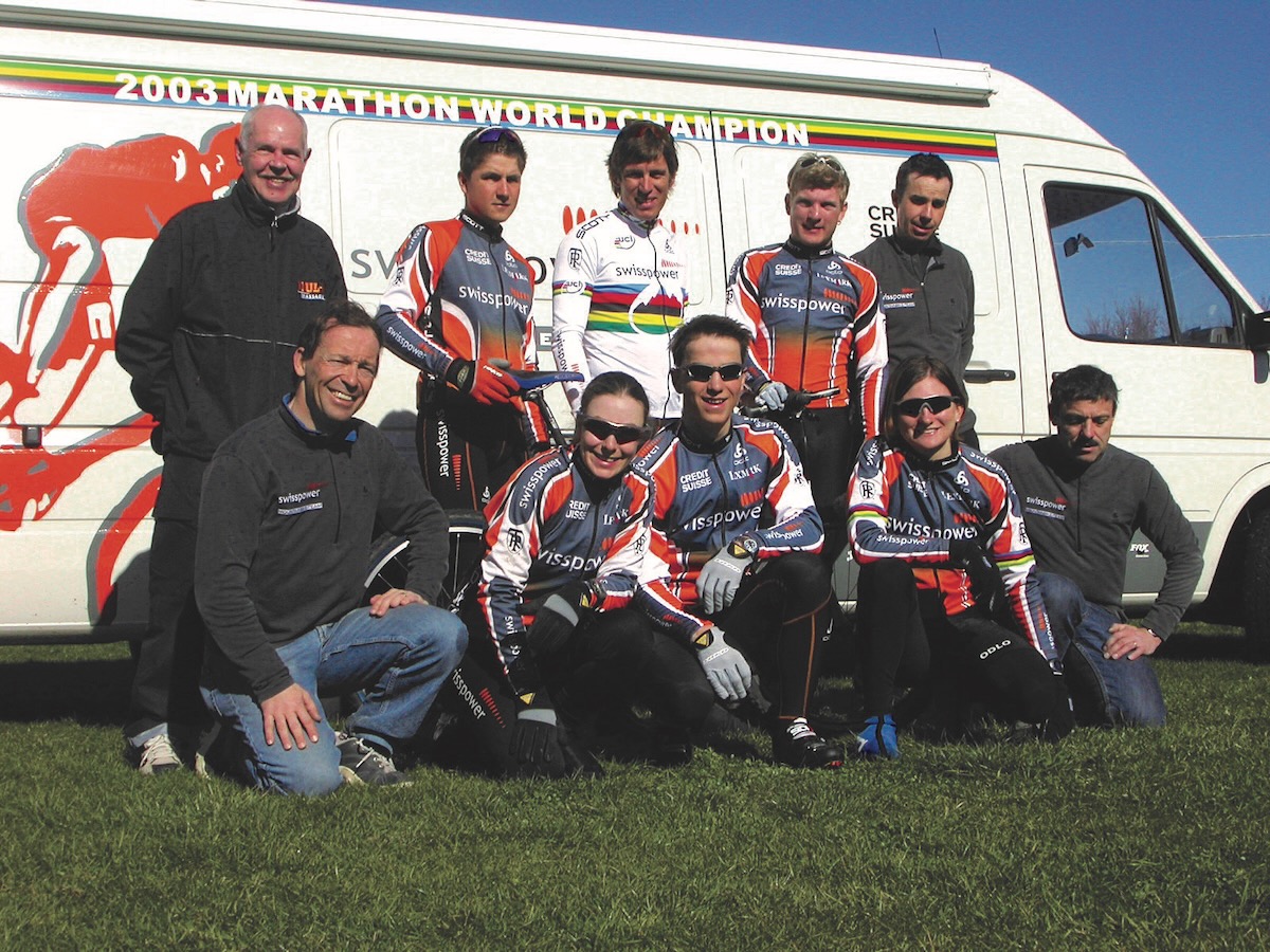2004年のSwiss-Powerチーム。アルカンシエルを着るのがフリッシーだ
