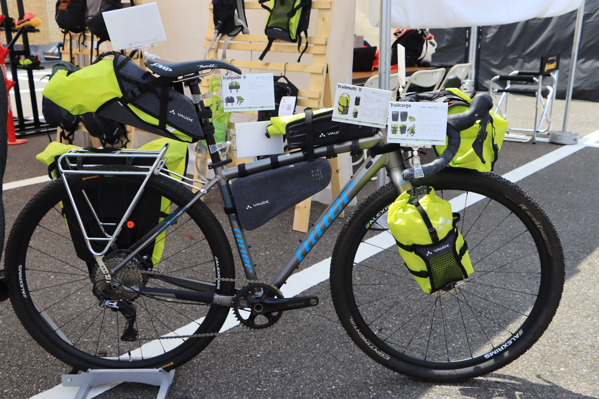 ミズタニ自転車のブースではVAUDE（ファウデ）のバイクパッキングシリーズが展示されていた