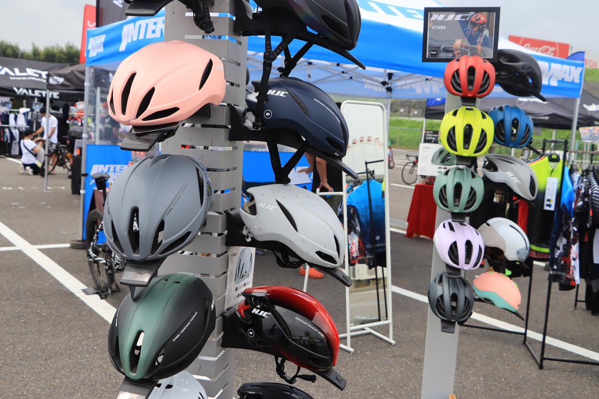 カラフルなカラバリと日本人向けのフィット感で人気のHJCヘルメット