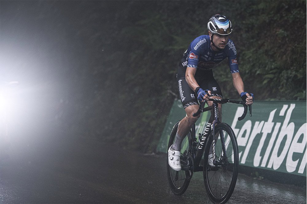 最終山岳を駆け上がるジェイ・ヴァイン(オーストラリア、アルペシン・ドゥクーニンク)