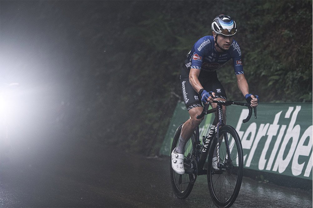 最終山岳を駆け上がるジェイ・ヴァイン（オーストラリア、アルペシン・ドゥクーニンク）