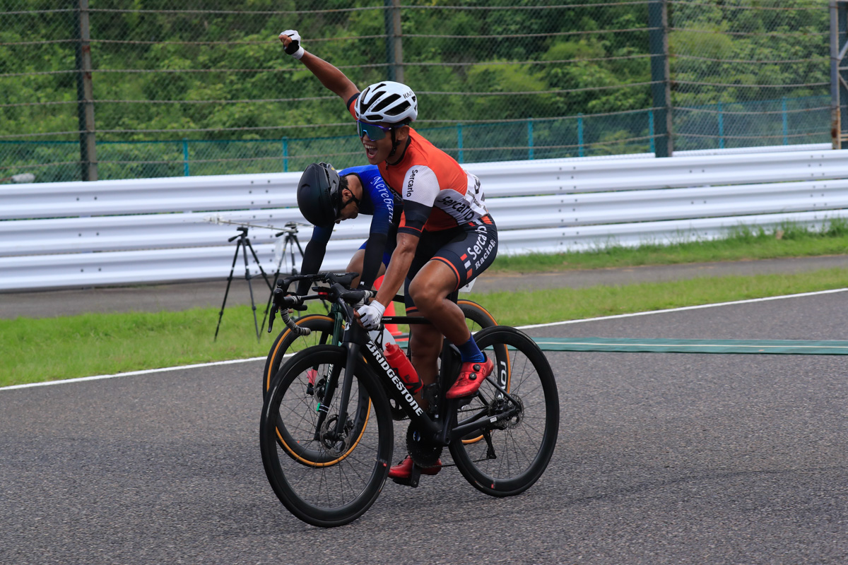 第5ステージの優勝争いのロングスプリント勝負を制したのは坊紳(セルカリオ)