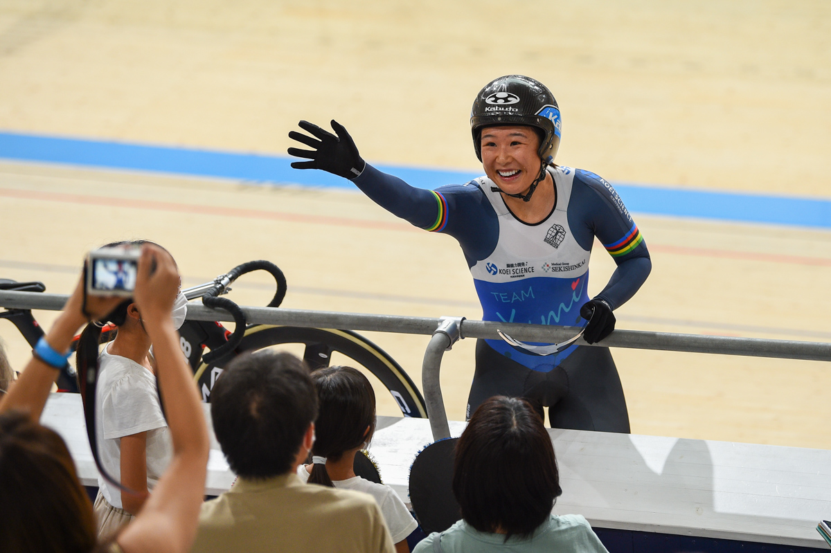 女子エリート・オムニアム 優勝した梶原悠未(TEAM Yumi)が応援団に応える