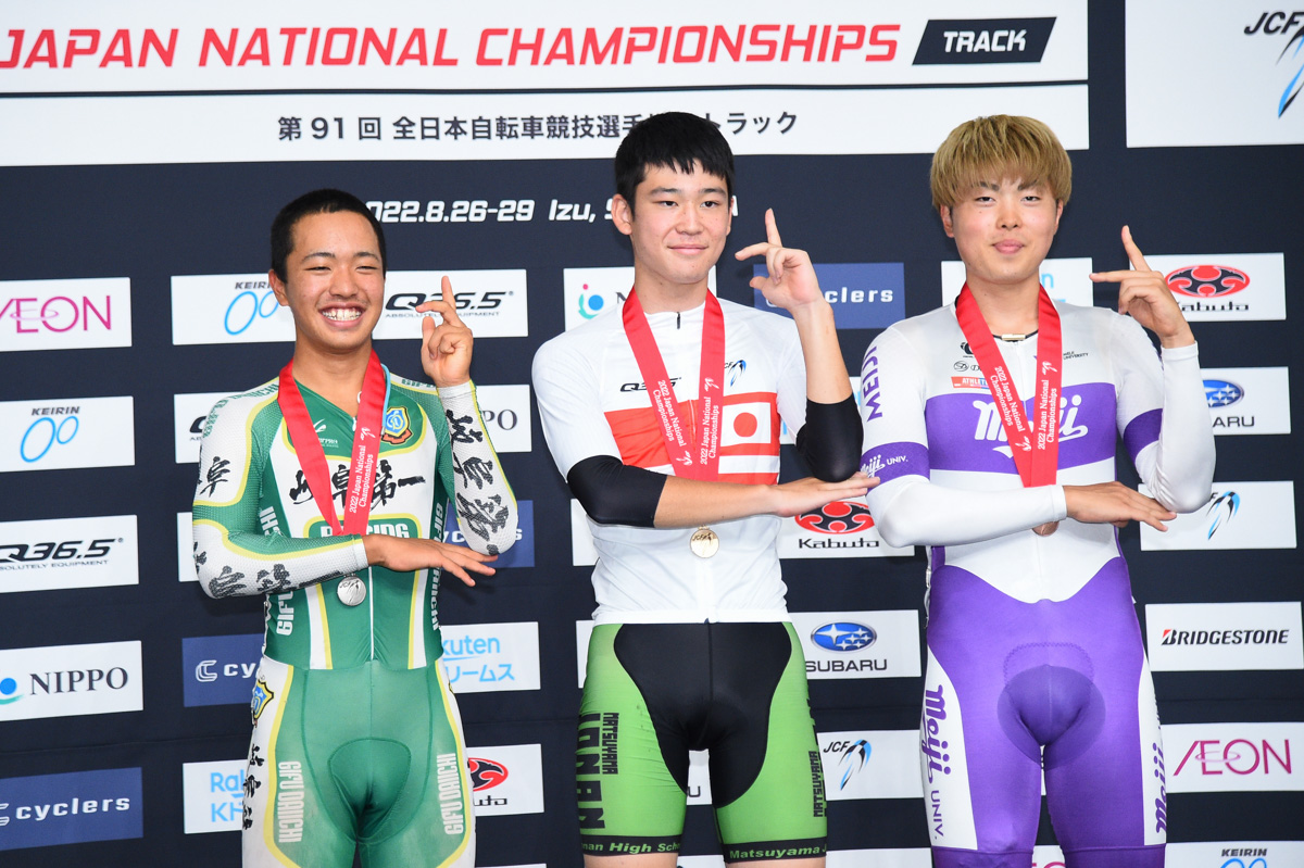 男子ジュニア・スクラッチ 乃木坂ポーズで表彰式