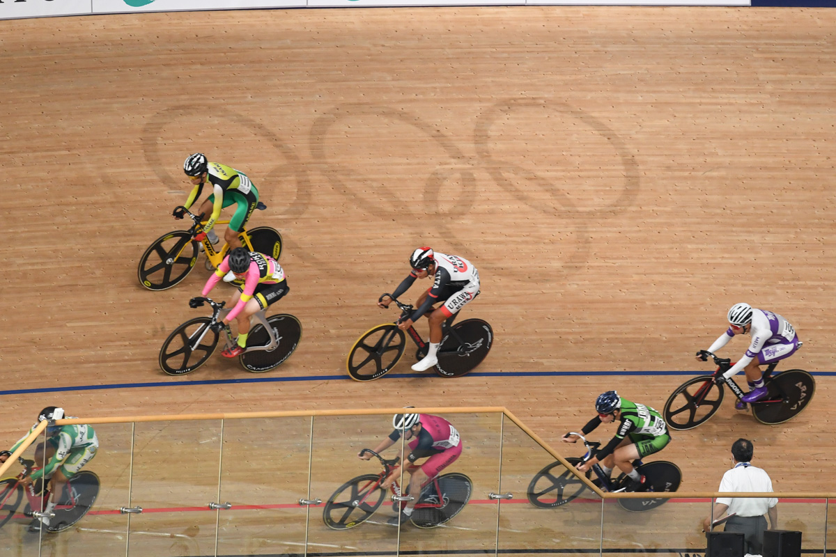 五輪の跡が残る走路を走る男子ジュニア・スクラッチ