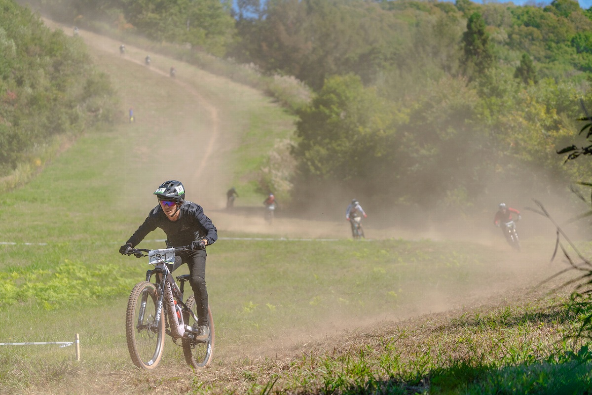 ゲレンデをMTBで下る参加者