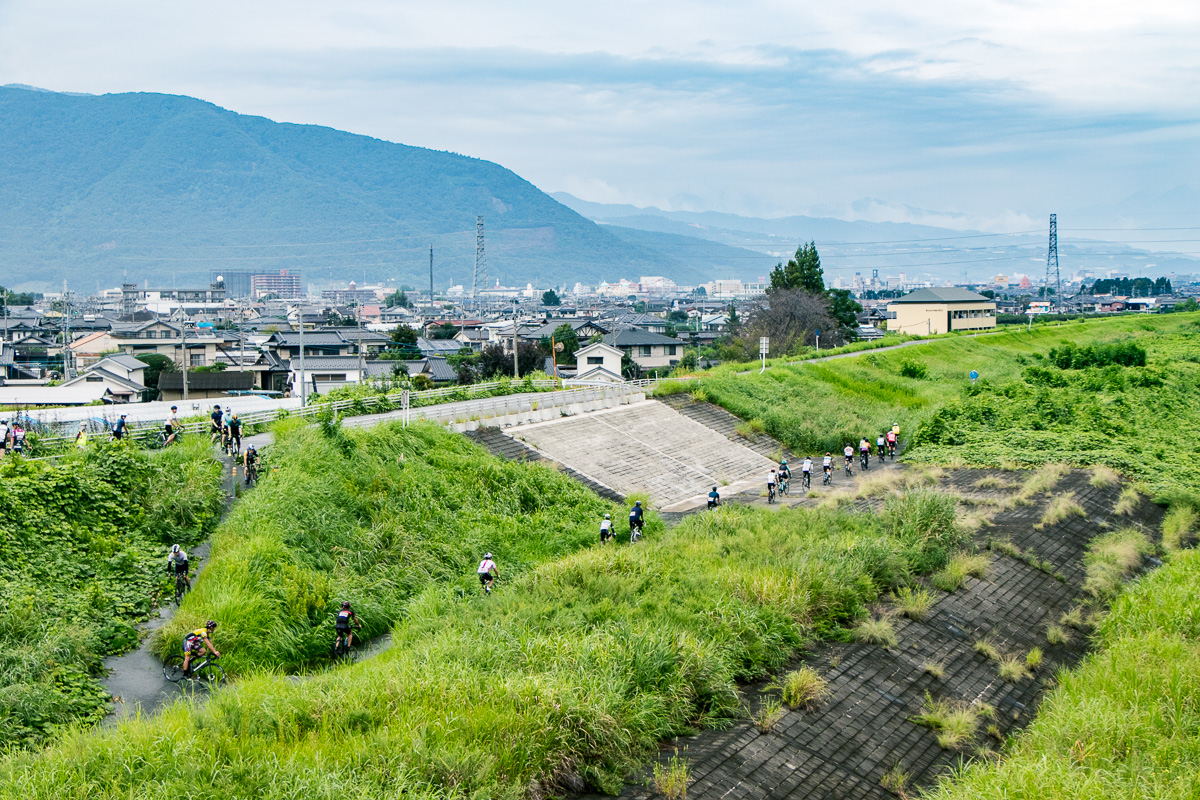 笛吹川の河川敷へ降りていきます