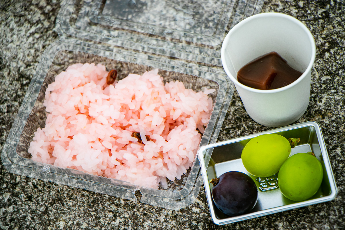 赤飯と水ようかん、そしてブドウが用意されていました