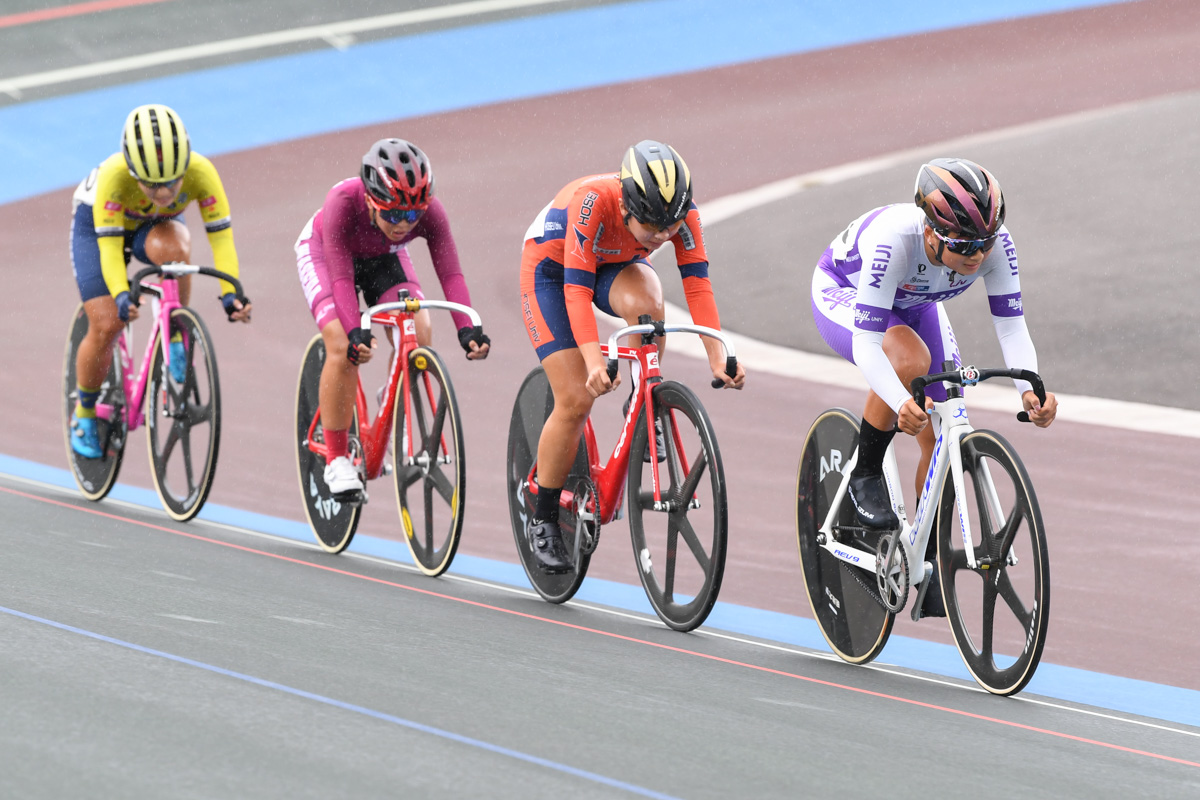 女子オムニアム・ポイントレース 渡部春雅(明治大学)の飛び出しをきっかけに上位勢4名が先行