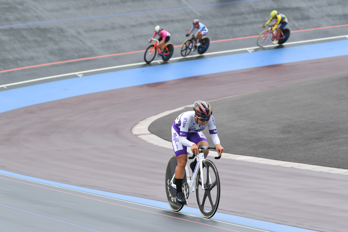 女子オムニアム・ポイントレース レース終盤にラップし、さらに飛び出す渡部春雅(明治大学)