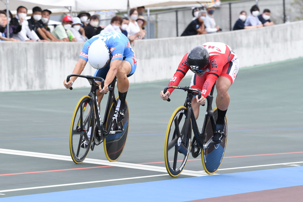 男子ケイリン決勝 市田龍生都(中央大学)と森田一郎(朝日大学)がハンドルを投げ合う
