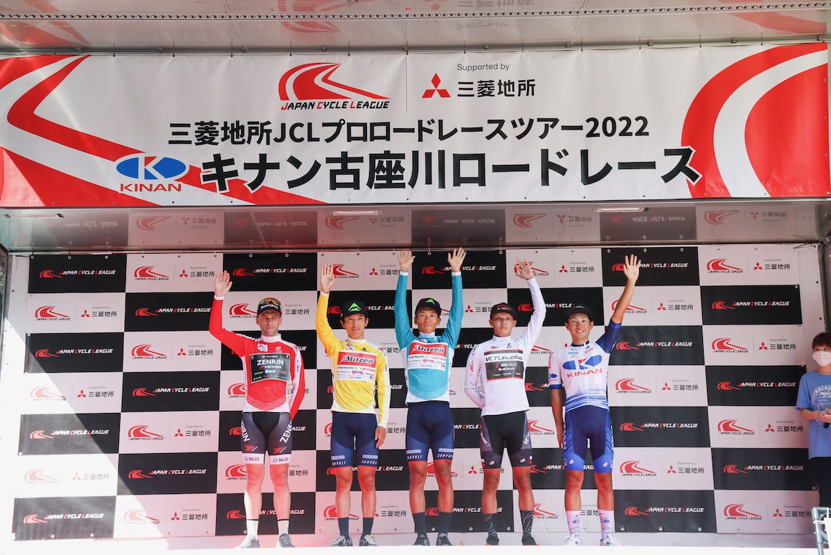 各種ジャージ着用者表彰。個人ランキングトップのイエロージャージは増田成幸(宇都宮ブリッツェン)がキープ