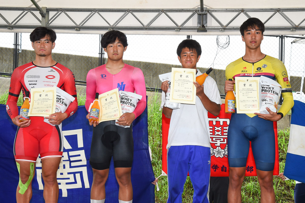 男子トラック総合成績 写真左から、1位日本大学と中央大学、3位朝日大学と鹿屋体育大学