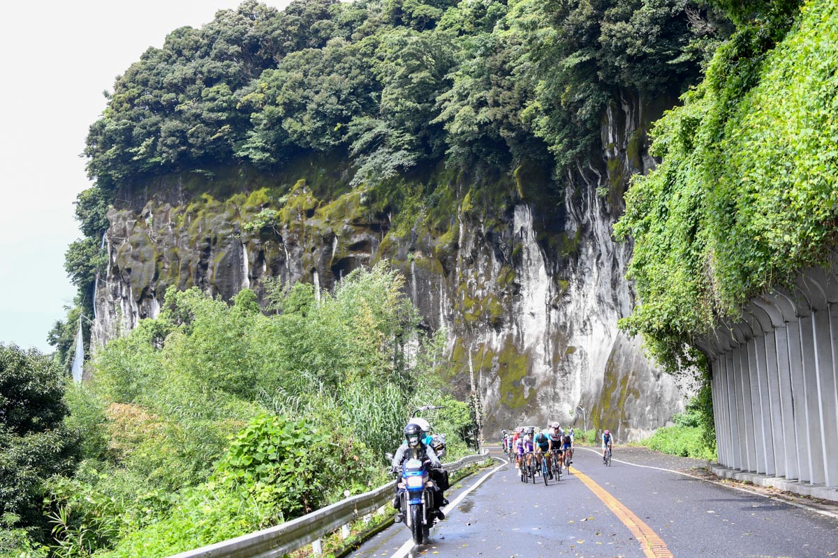 コースの山間部は切り立った崖の下を走る