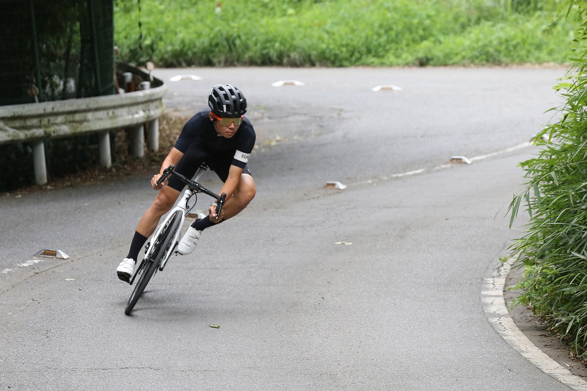 レースに参戦する方にはMIPSやSPINのような安全システムが搭載されているAIRをおススメしたい