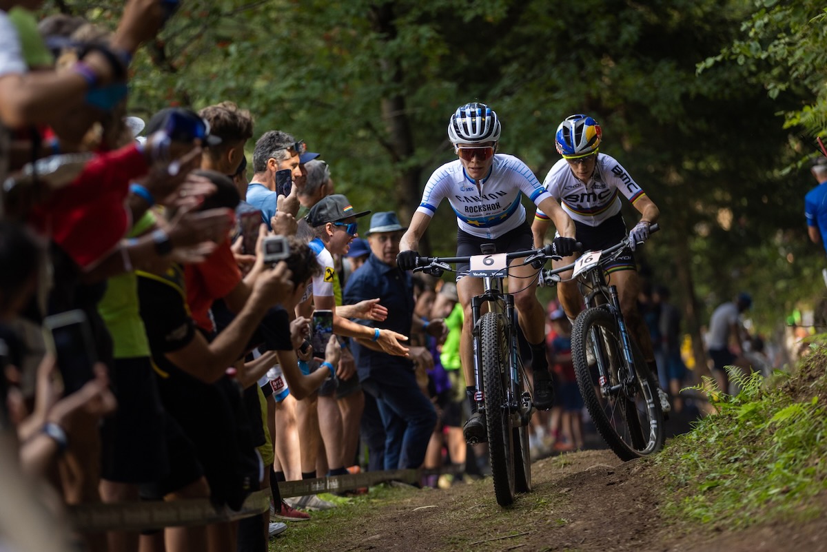 ロアナ・ルコント(フランス、キャニオン・CLLCTV)とポリーヌ・フェランプレヴォ(フランス、BMC MTBレーシング)が先頭パックを組む