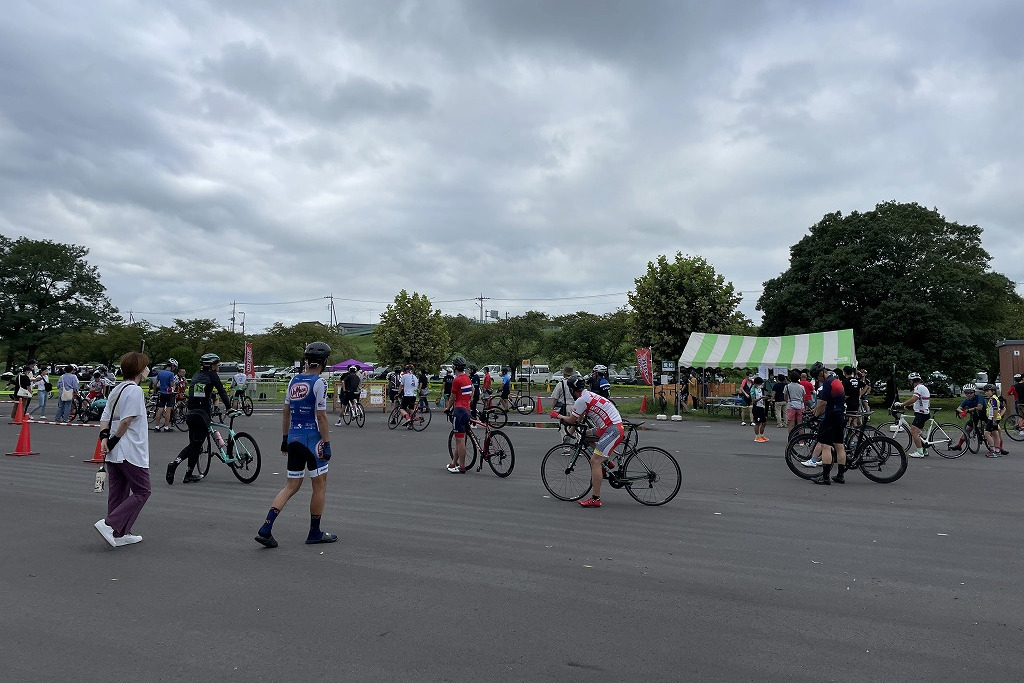 渡良瀬川の河川敷に開設されたばかりの自転車公園「わたらせサイクルパーク」の周回コース