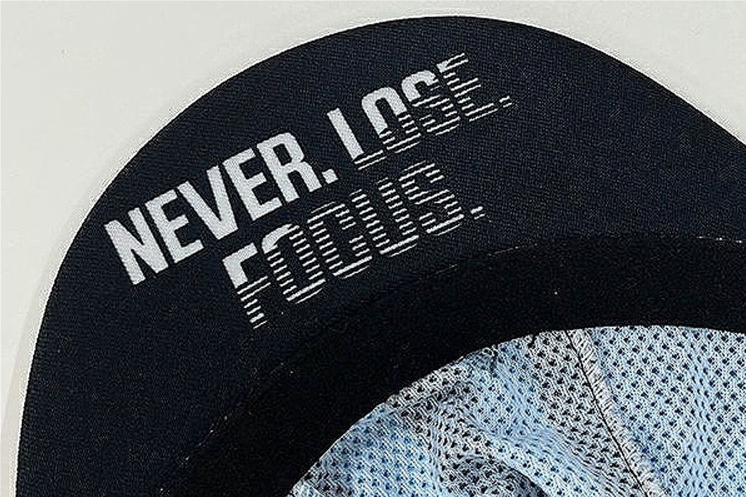 つばの裏側には「NEVER. LOSE. FOCUS.」のメッセージが入っている