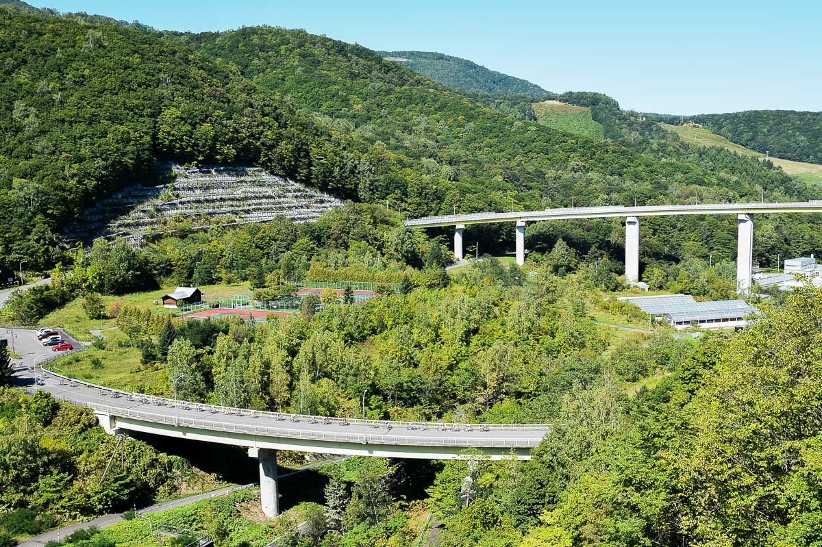 小樽市の朝里スカイループを下っていく集団