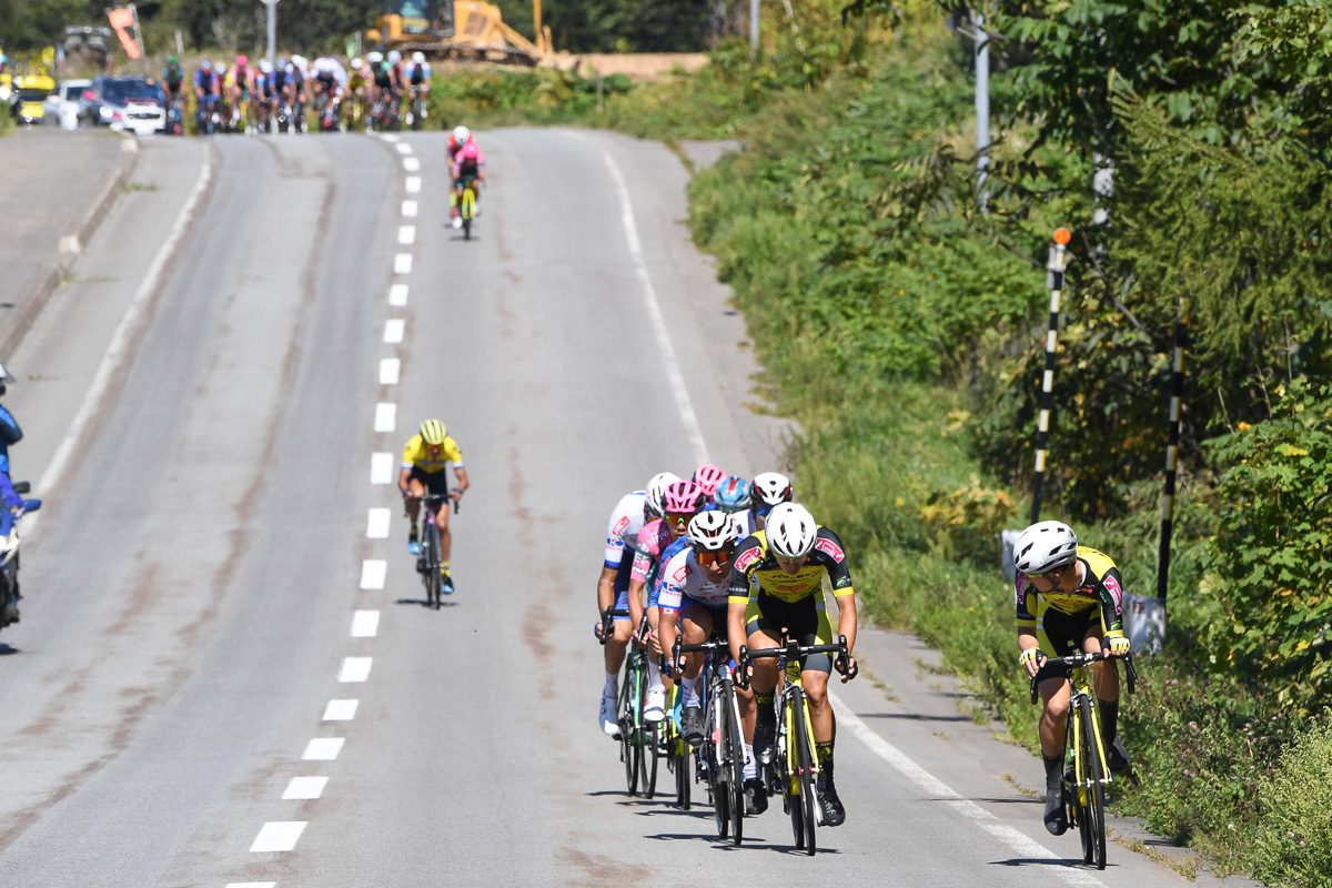 110km付近　先行した集団に次々とブリッジがかかる