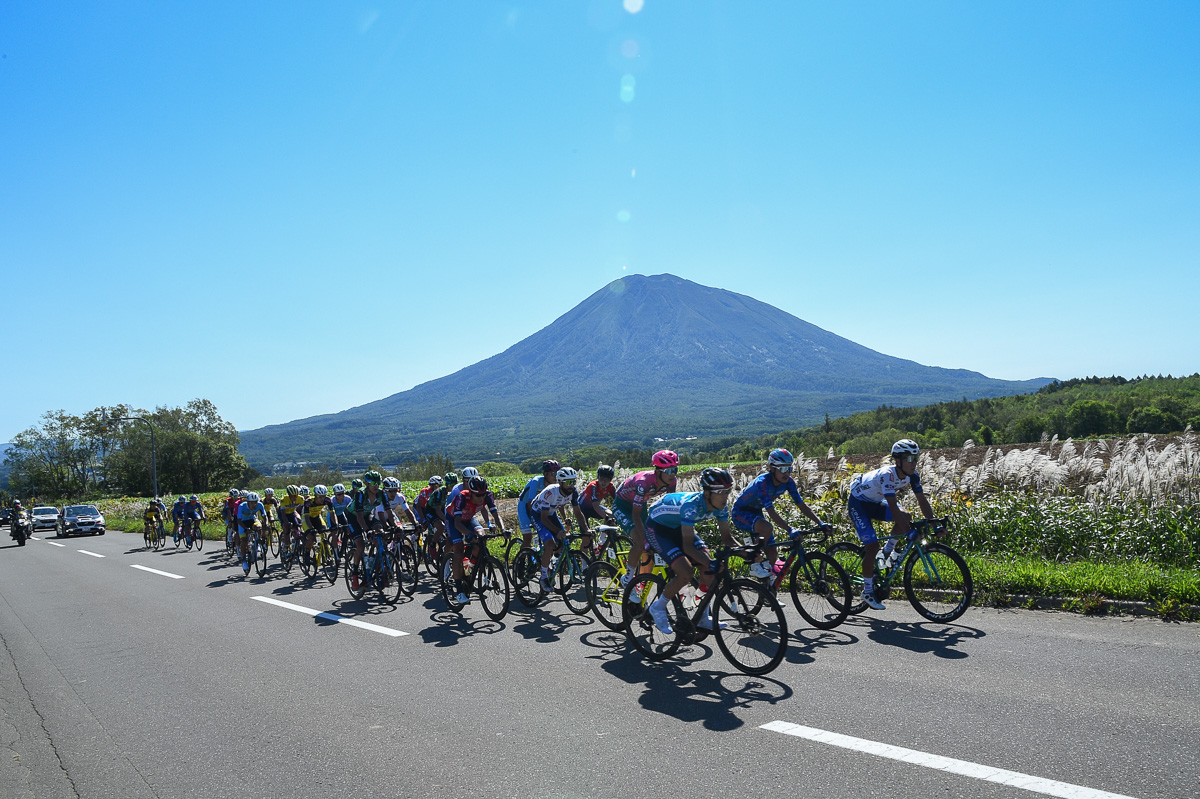 「蝦夷富士」とも呼ばれる羊蹄山をバックにリアルスタート