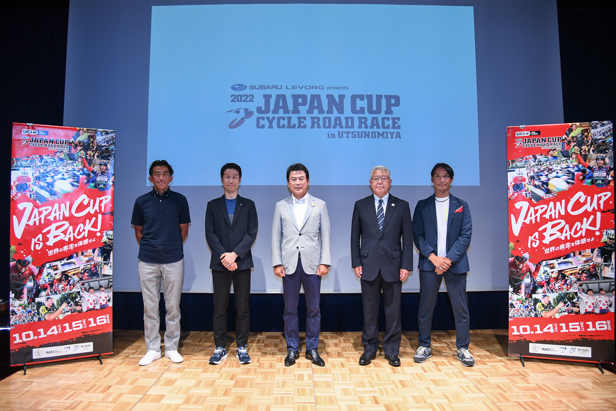 記者発表会に登壇した宇都宮市の佐藤栄一市長（写真中央）らが「JAPANCUP is BACK」のバナーと共に記念撮影