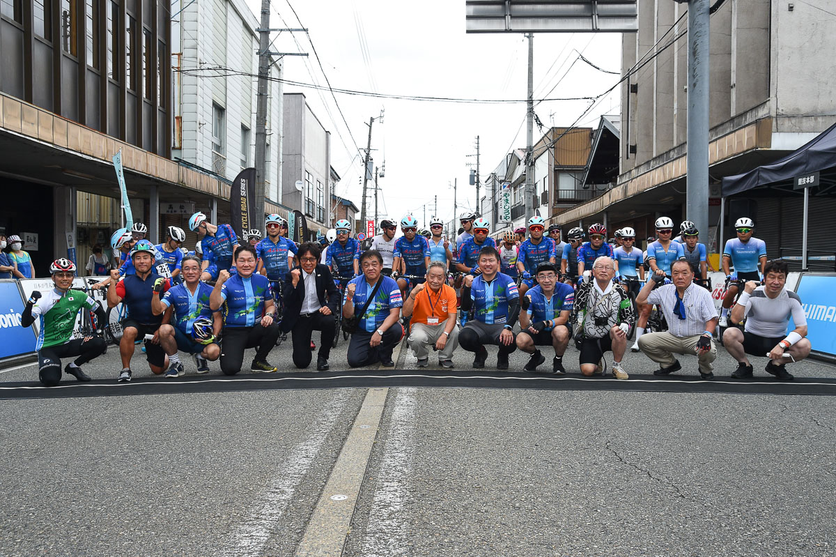 全国シクロサミットに出席した市町村長らと記念撮影