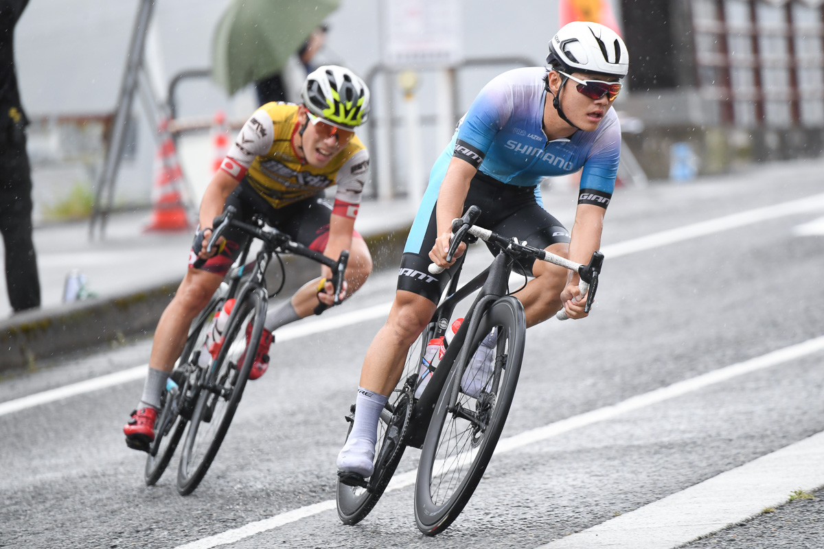 レース後半に入ったところで先行した風間翔眞(シマノレーシング)と入部正太朗(弱虫ペダルサイクリングチーム)