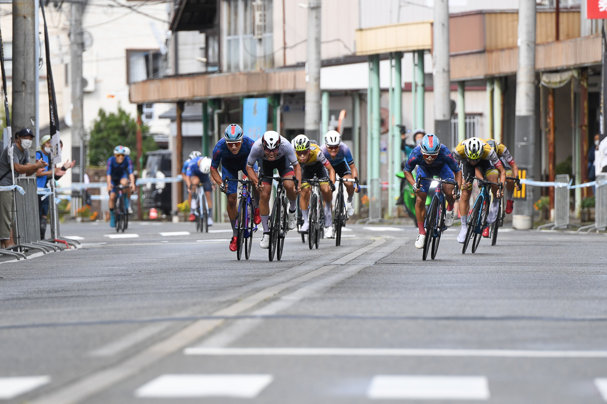 先行していた山本哲央（チームブリヂストンサイクリング）を岡本隼（愛三工業レーシングチーム）がまくりにかかる