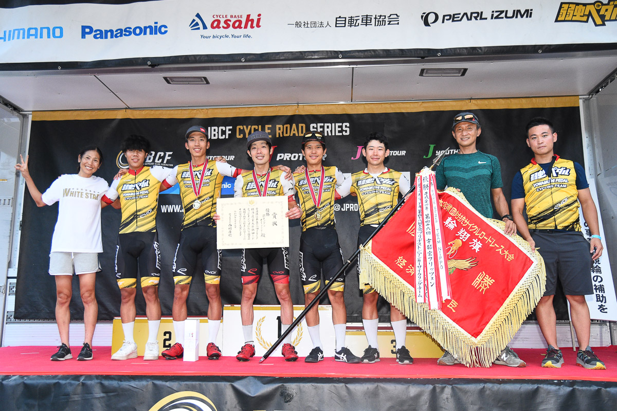 初の団体優勝で深紅の輪翔旗を獲得した弱虫ペダルサイクリングチーム